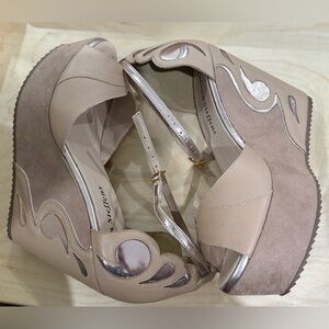 Carmen Steffans Beige Platform Wedges. Sz 39